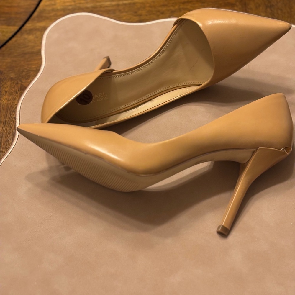 Michael Kors Pointed Pump